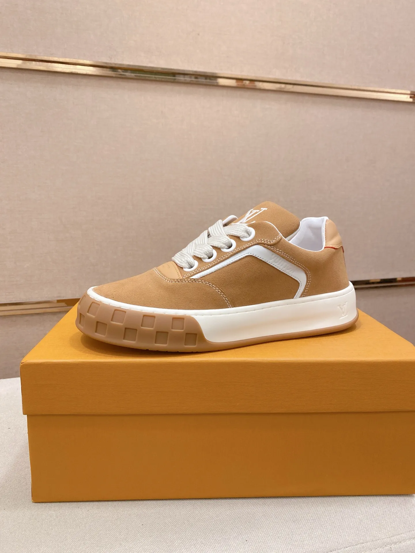 Factory price: 480💰 LV 🫏The colorful interpretation of BUTTERSOFT sneakers combines sheepskin, The colorful interpretation of LV BUTTERSOFT sneakers combines sheepskin and calfskin for a super soft feel. Designed by Pharrell Williams, this '60s-inspired shoe features a padded upper that's been crafted by Louis Vuitton craftsmen to further enhance the comfort of the leather. In addition to the LV initials, it features multiple signatures, including natural leather trim and an embossed pattern of Pharrell Williams and lobster on the side, referencing the Fall/Winter 2025 men’s show. A must-have artifact for fashionistas✅ Code number 38-44